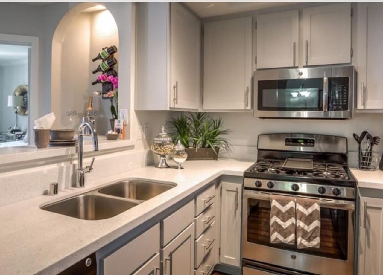 Beverly Hills Adjacent 2-bedroom Penthouse Appartement *