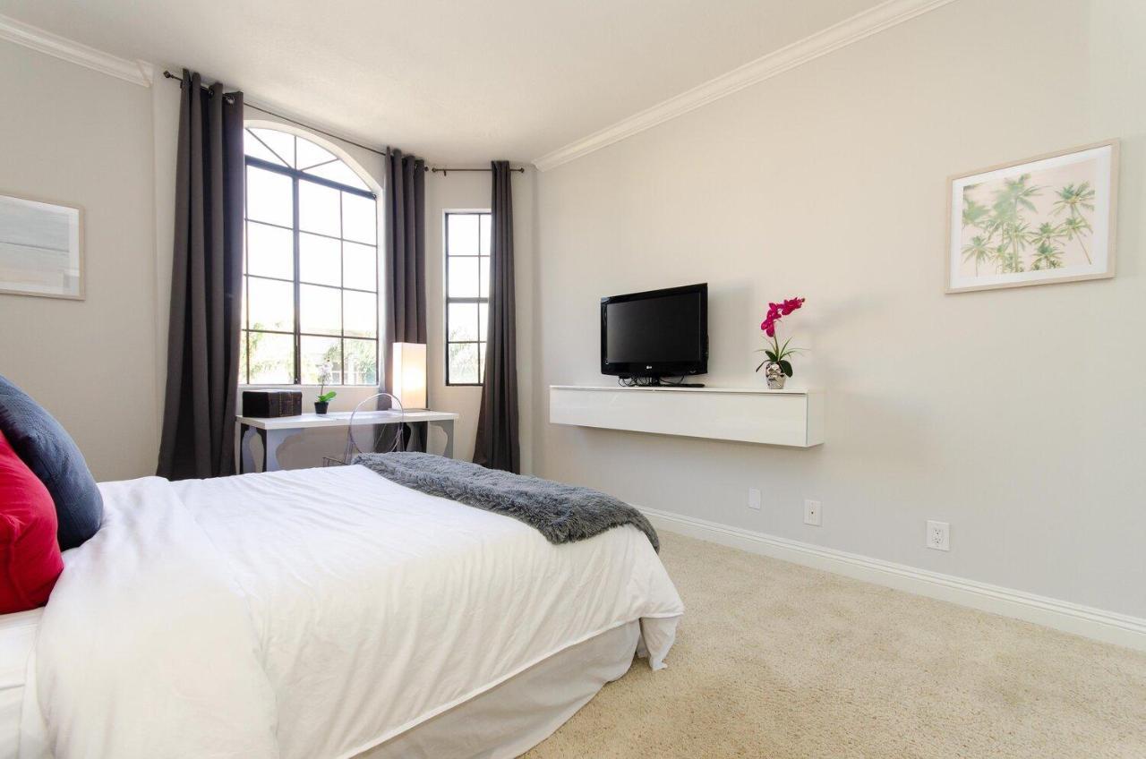Beverly Hills Adjacent 2-bedroom Penthouse Los Angeles